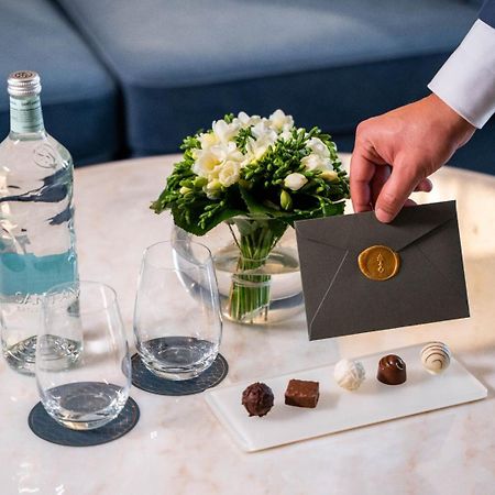 Jareed Hotel Rijad Zewnętrze zdjęcie A butler delivers a letter