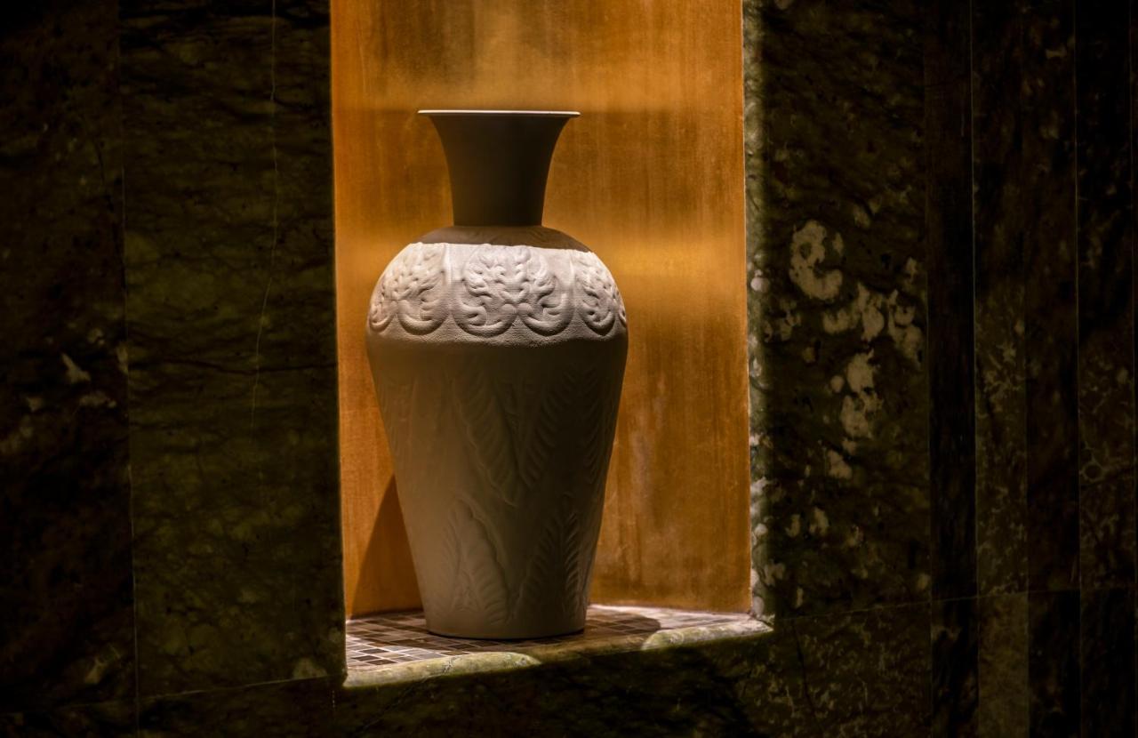 Jareed Hotel Rijad Zewnętrze zdjęcie A vase in the window of a house in the village of Gali