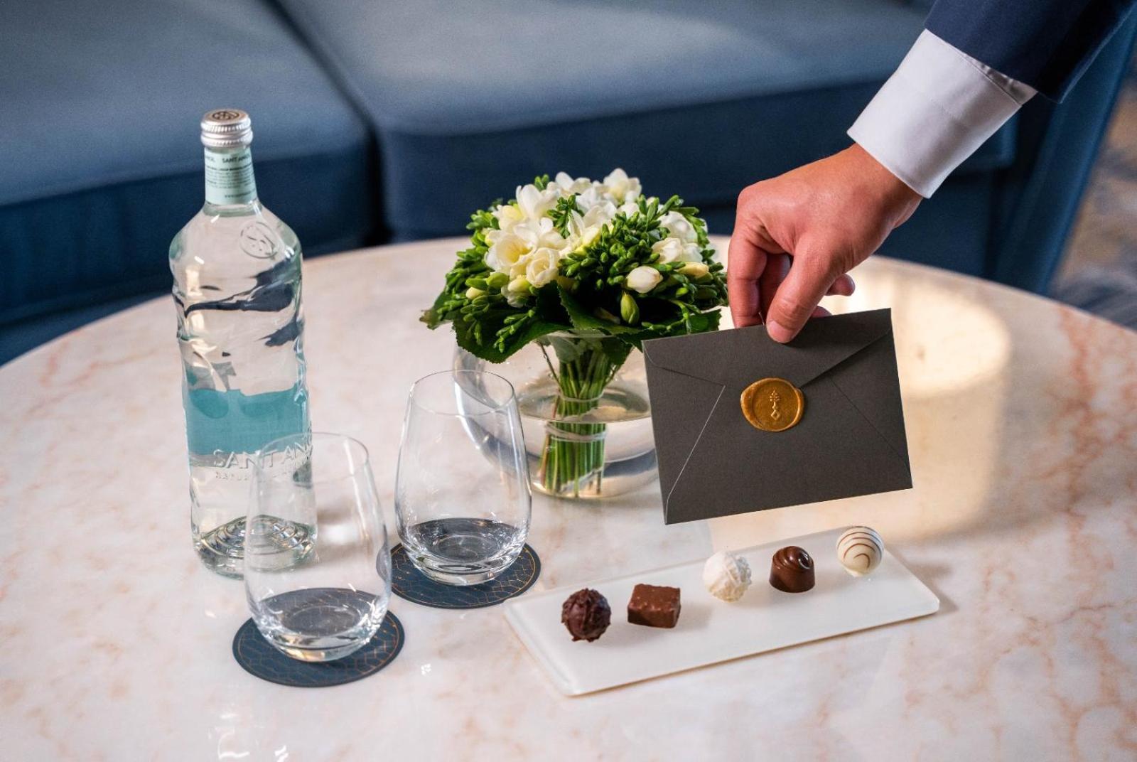 Jareed Hotel Rijad Zewnętrze zdjęcie A butler delivers a letter