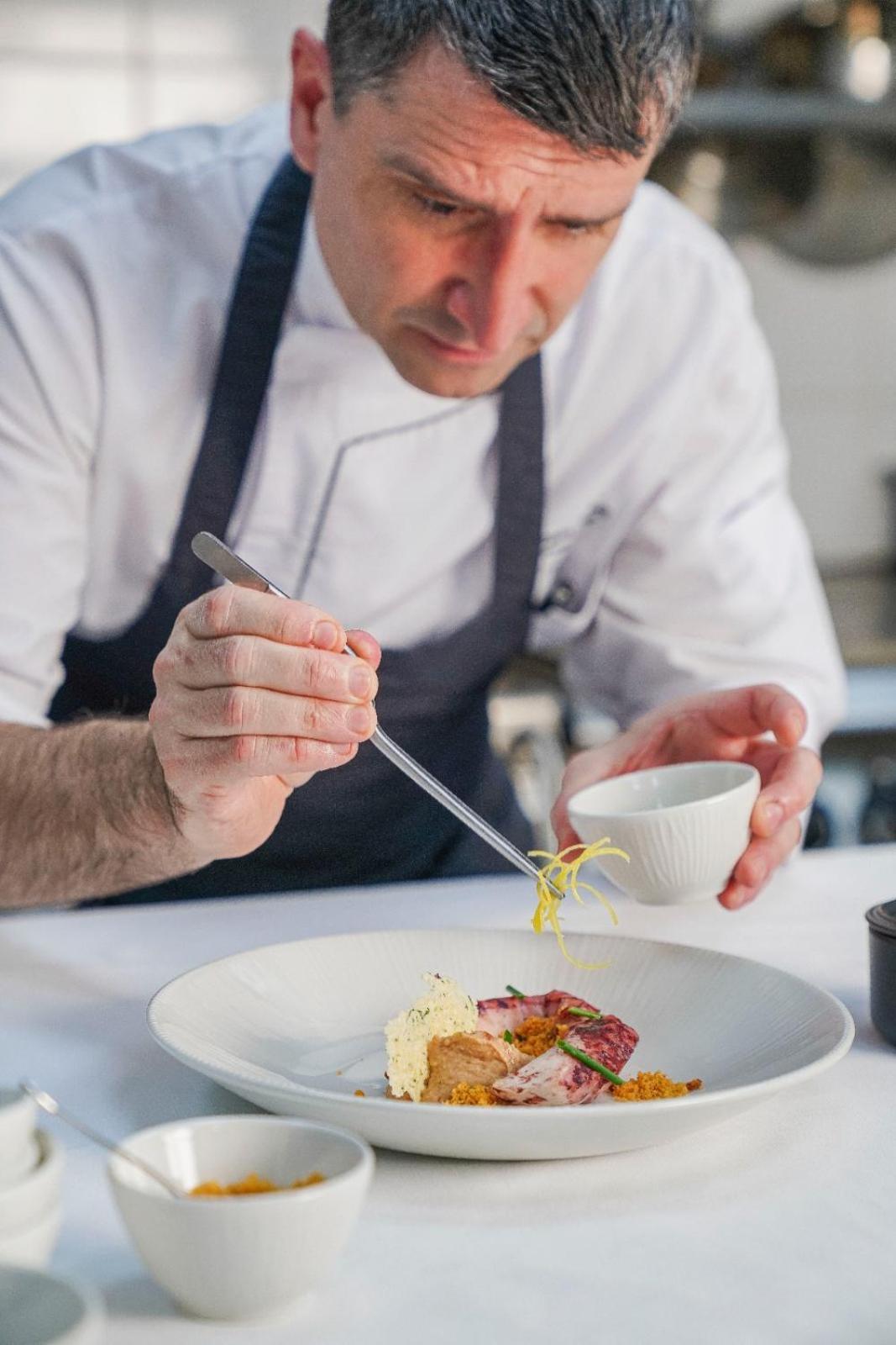 Jareed Hotel Rijad Zewnętrze zdjęcie A chef using a vegetable peeler