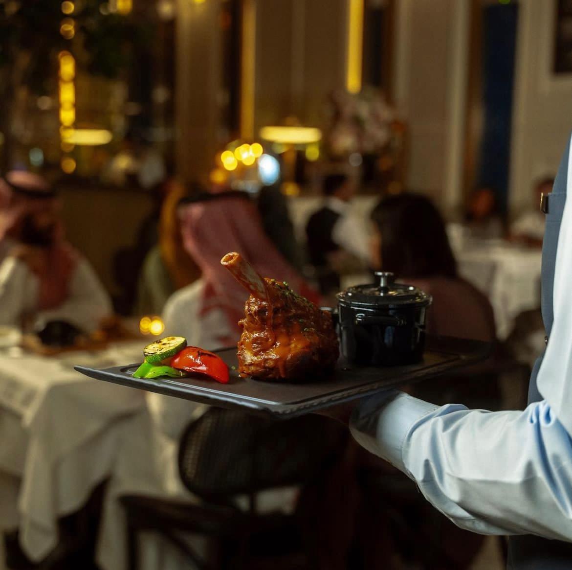 Jareed Hotel Rijad Zewnętrze zdjęcie A waiter serving food